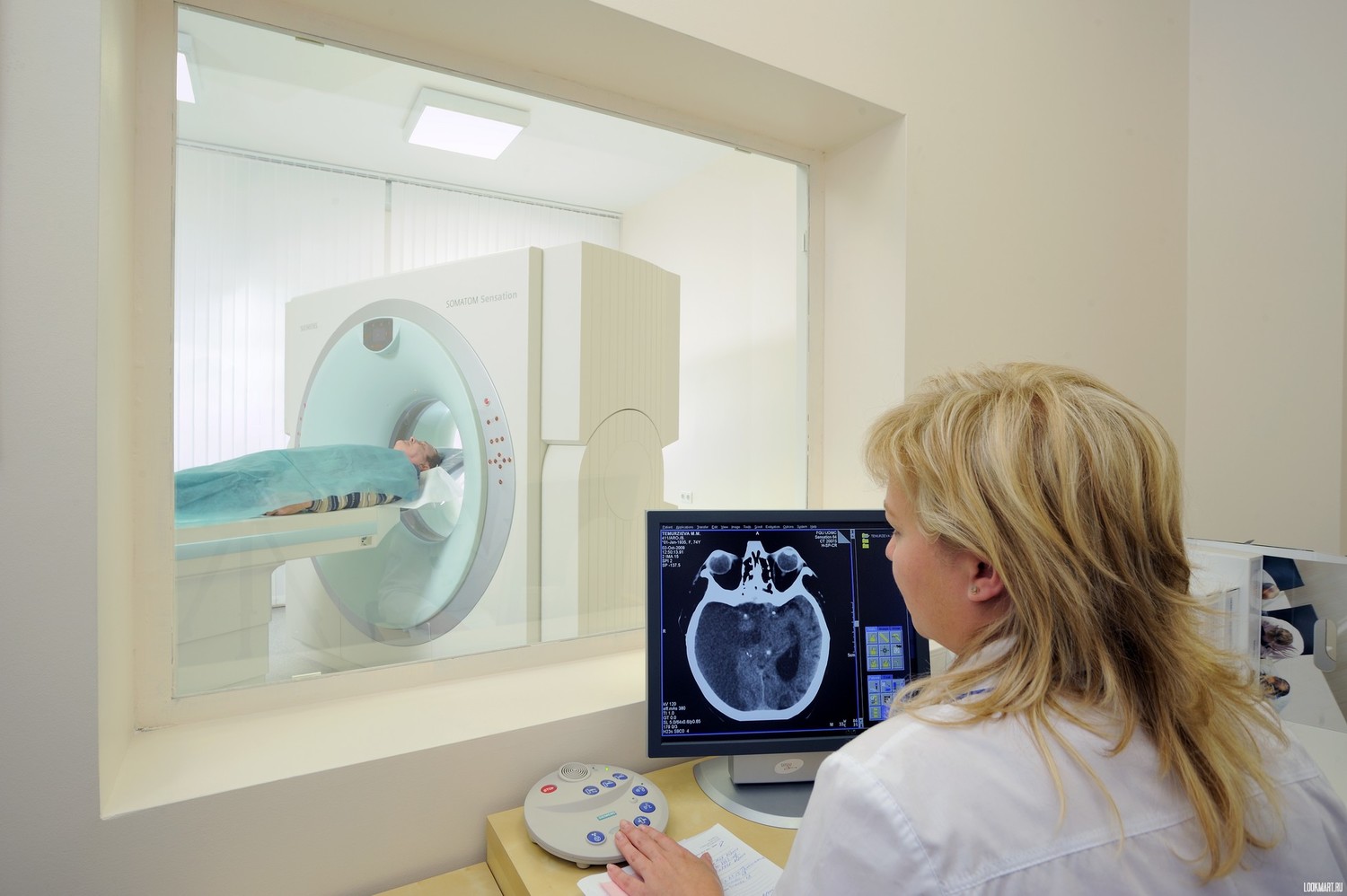 Магнитно резонансная томография как делают. Компьютерная томография кт головного мозга. Кт томограмма головного мозга. Мрт магнитно-резонансная томография головного мозга. Магнито-резонансная томография головного мозга.